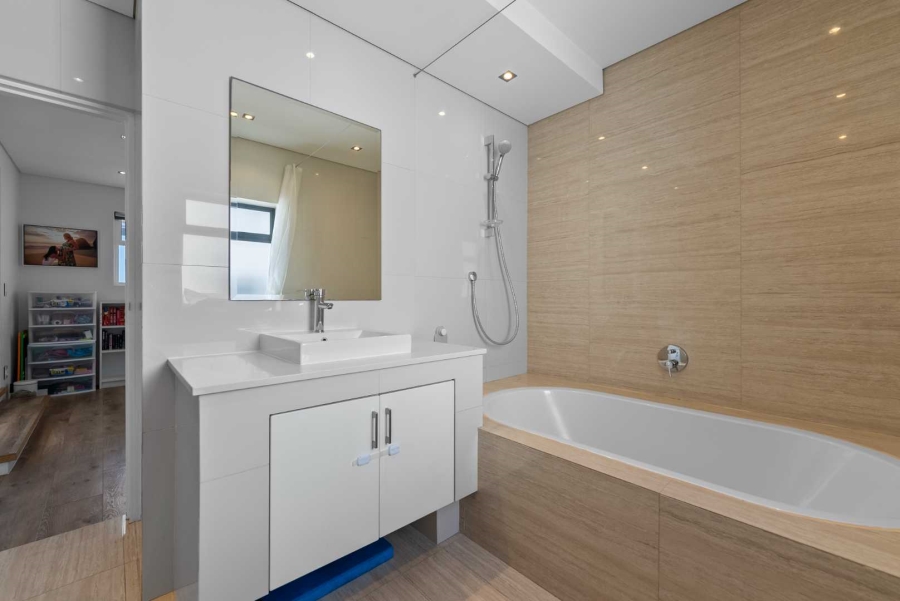 8 Bedroom Property for Sale in Camps Bay Western Cape